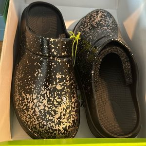 Brand new OOFOS Oocloog clogs Champagne Pop Size 10 women